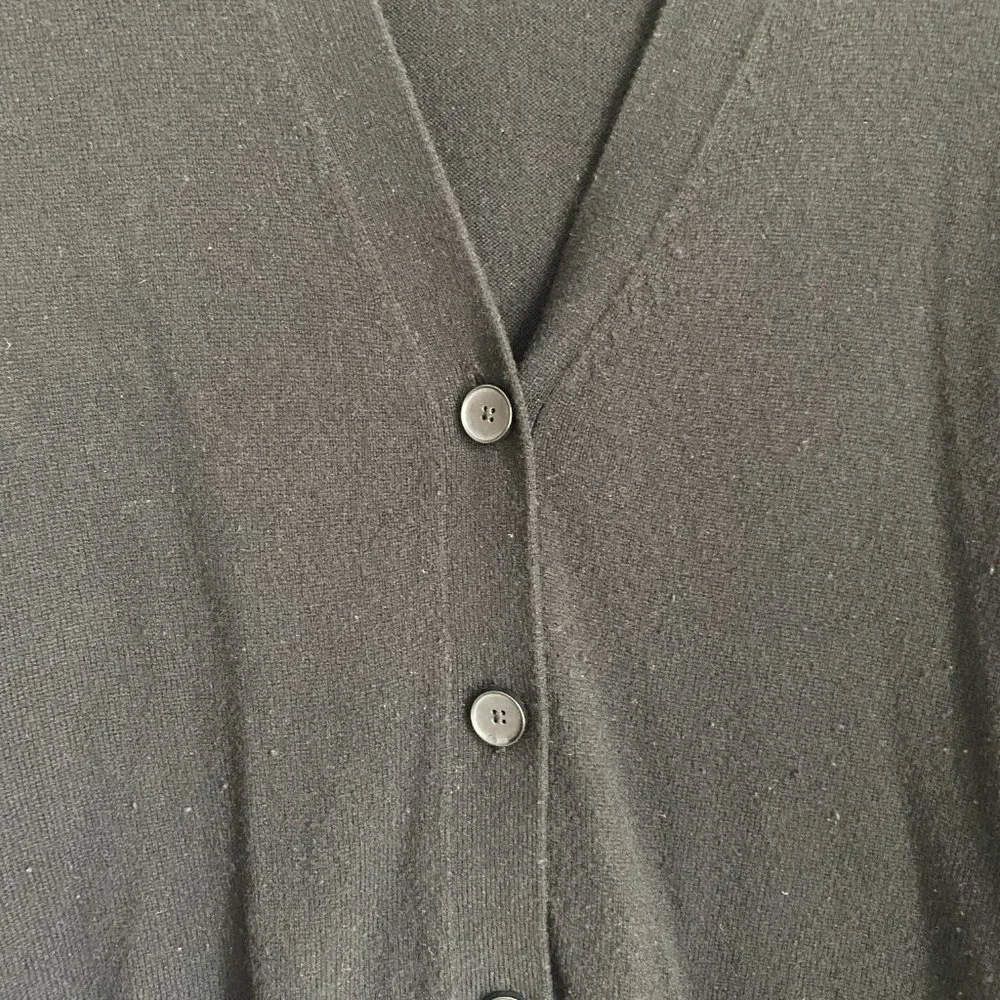 Everlane Cashmere Button Cardigan with Pockets - Picture 4 of 7